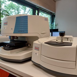 FTIR spectrometer (Nicolet iZ10 a Nicolet iN10 MX, Thermo Scientific)